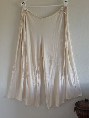 Cream Flowing Wide-Leg Cropped Pants. Size M. Scandi Girl Beach Pool.